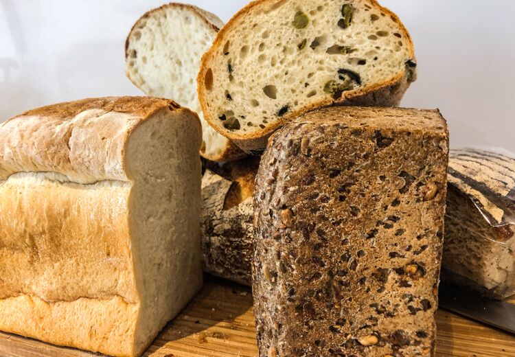 Brood kun je zelf bakken. Je kunt dan zelf bedenken welke vorm je maakt of wat je er allemaal in stopt.