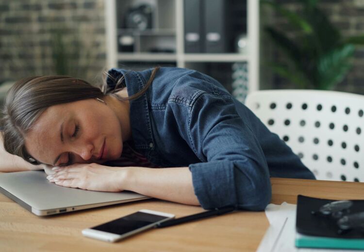 Door minimaal 7 uur te slapen per nacht, kun je jouw kans op een middagdip verkleinen.