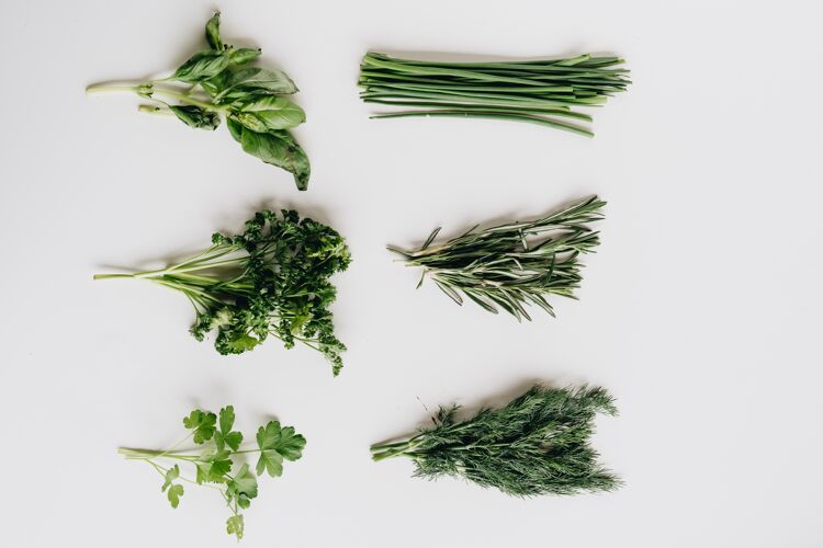 Wist je dit al? Basilicum vindt kou niet fijn en blijft beter vers buiten de koelkast dan erin.