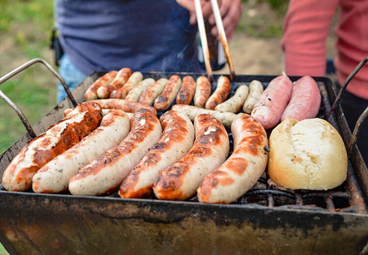 Met een houtskoolbarbecue krijgt het eten een lekkere rooksmaak.