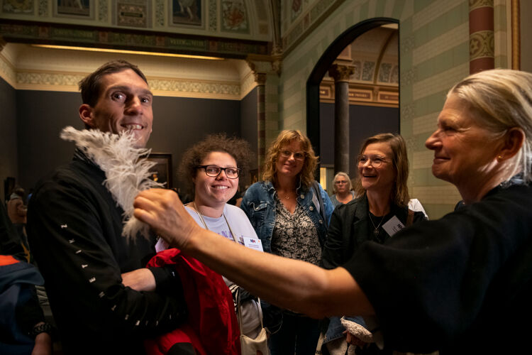 In het Rijksmuseum kun je een speciale rondleiding volgen waarbij je kunstwerken en voorwerpen mag aanraken.