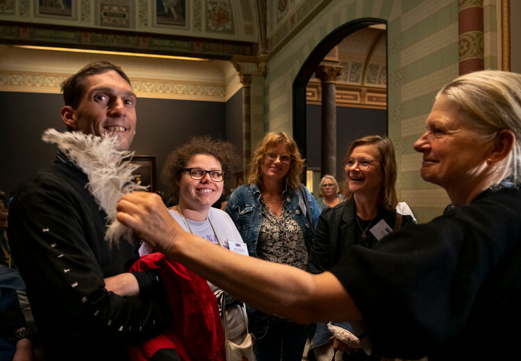 In het Rijksmuseum kun je een speciale rondleiding volgen waarbij je kunstwerken en voorwerpen mag aanraken.