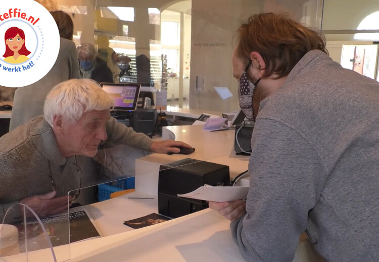 Eli bij de kassa van het museum