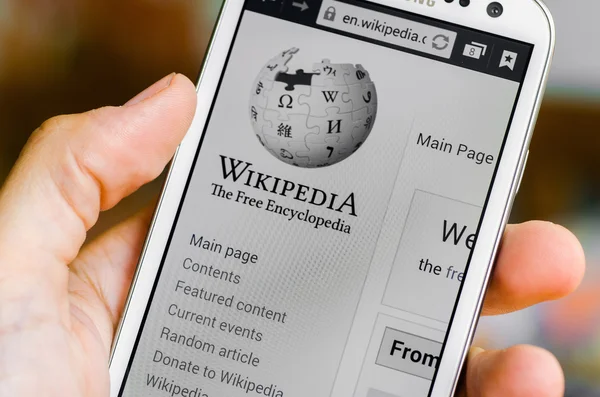 Wikipedia op een mobiele telefoon. Je kan zo overal iets opzoeken.