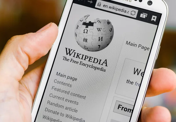 Wikipedia op een mobiele telefoon. Je kan zo overal iets opzoeken.