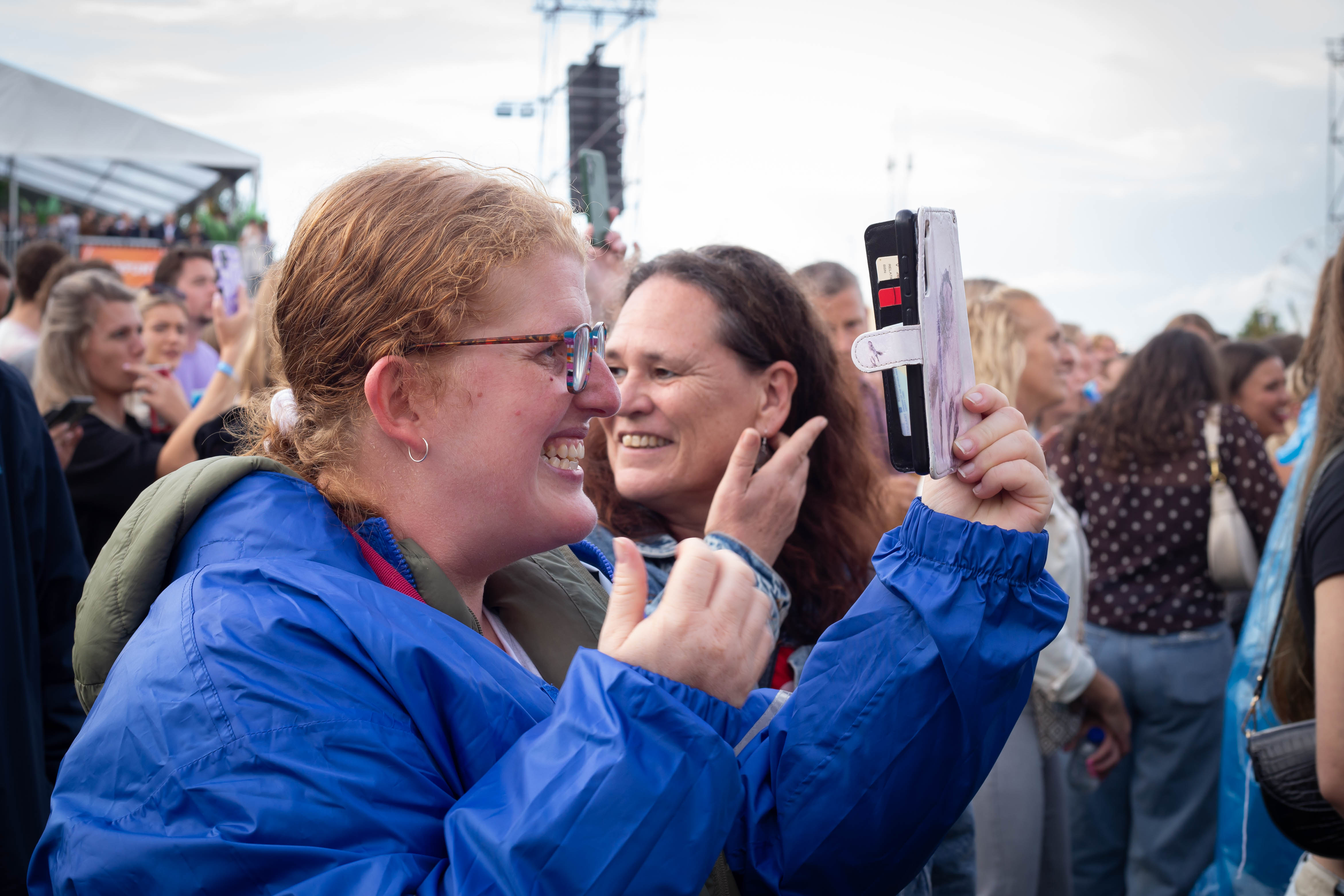 Deelnemer van ABCDate geniet van het optreden van Suzan &amp; Freek.