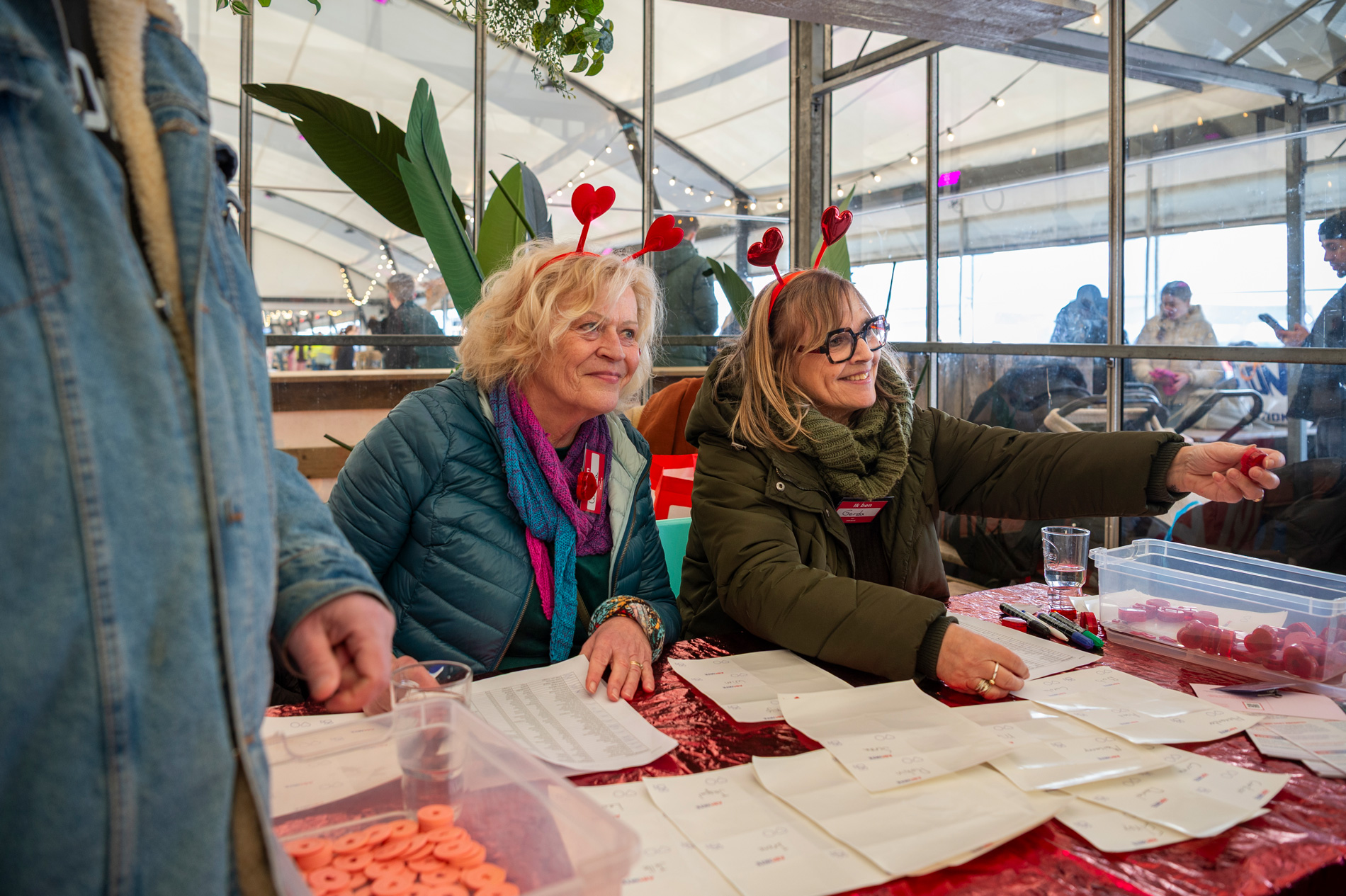 ABCDate vrijwilligers Wilma en Gerda bij de aanmeldtafel. Hier wordt iedereen gastvrij ontvangen.