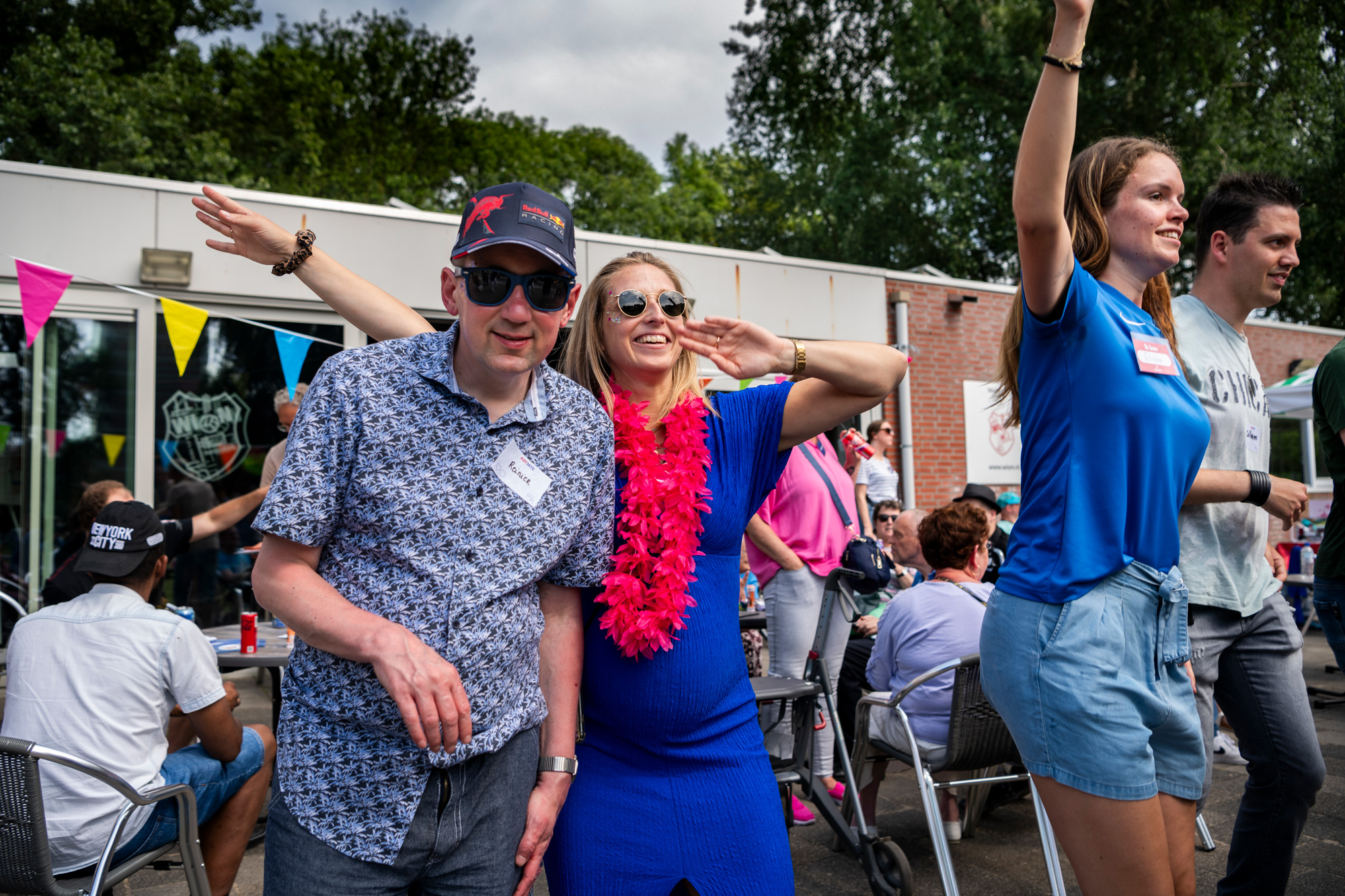 Deelnemers worden aangemoedigd bij de hindernisloop.