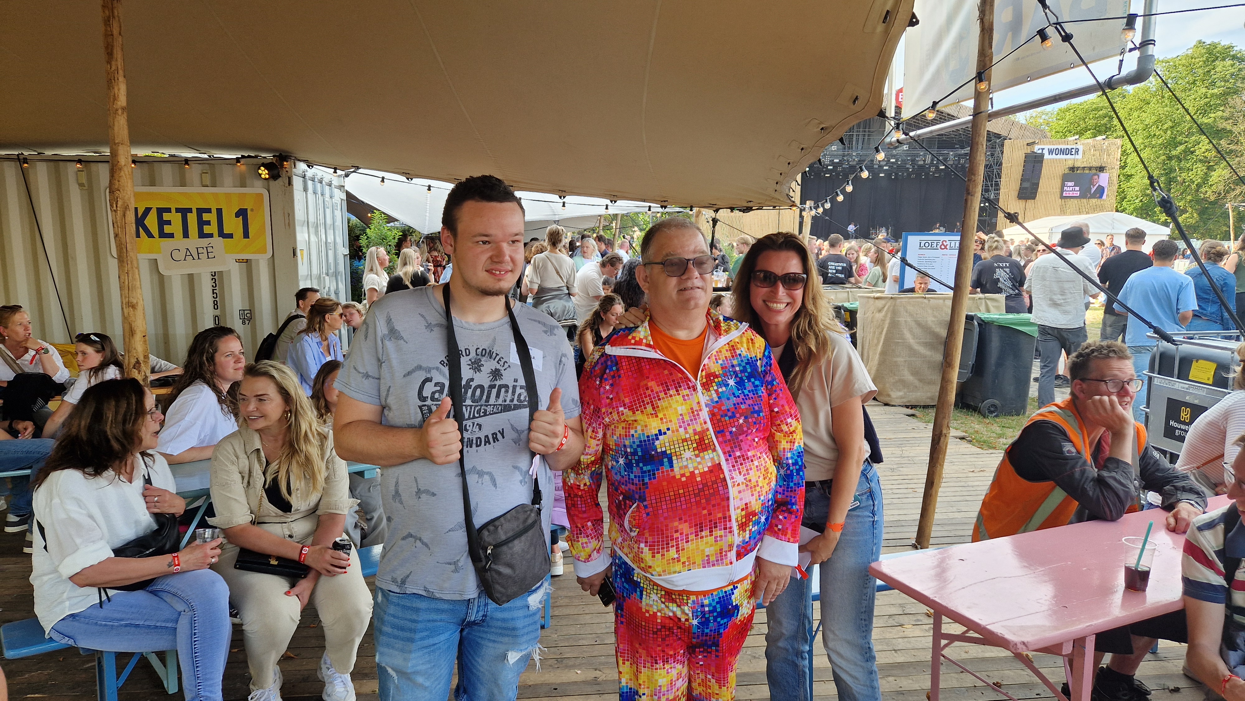 Jan heeft voor de gelegenheid zijn discopak uit de kast gehaald.