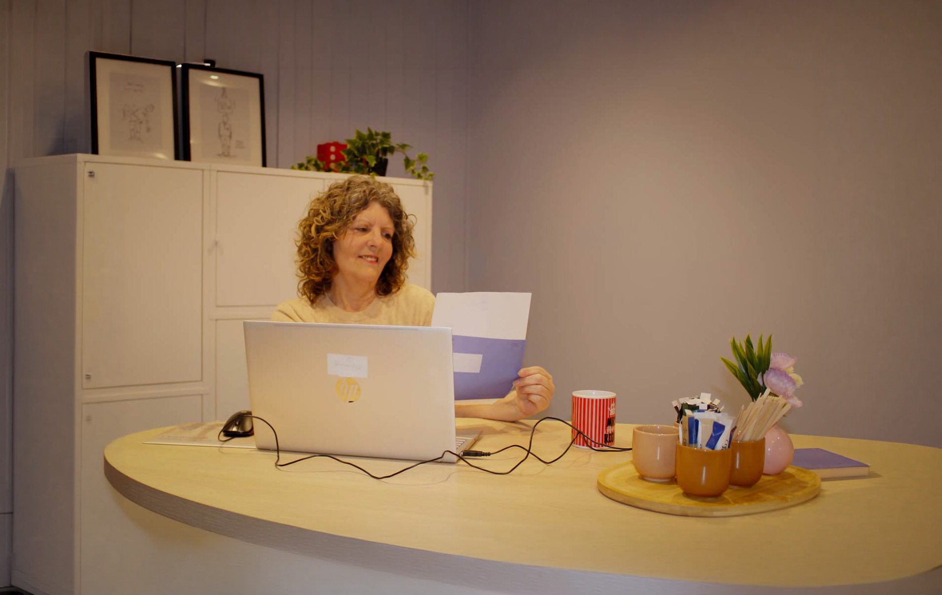 Monique ziet dat veel mensen moeite hebben met de aangifte.