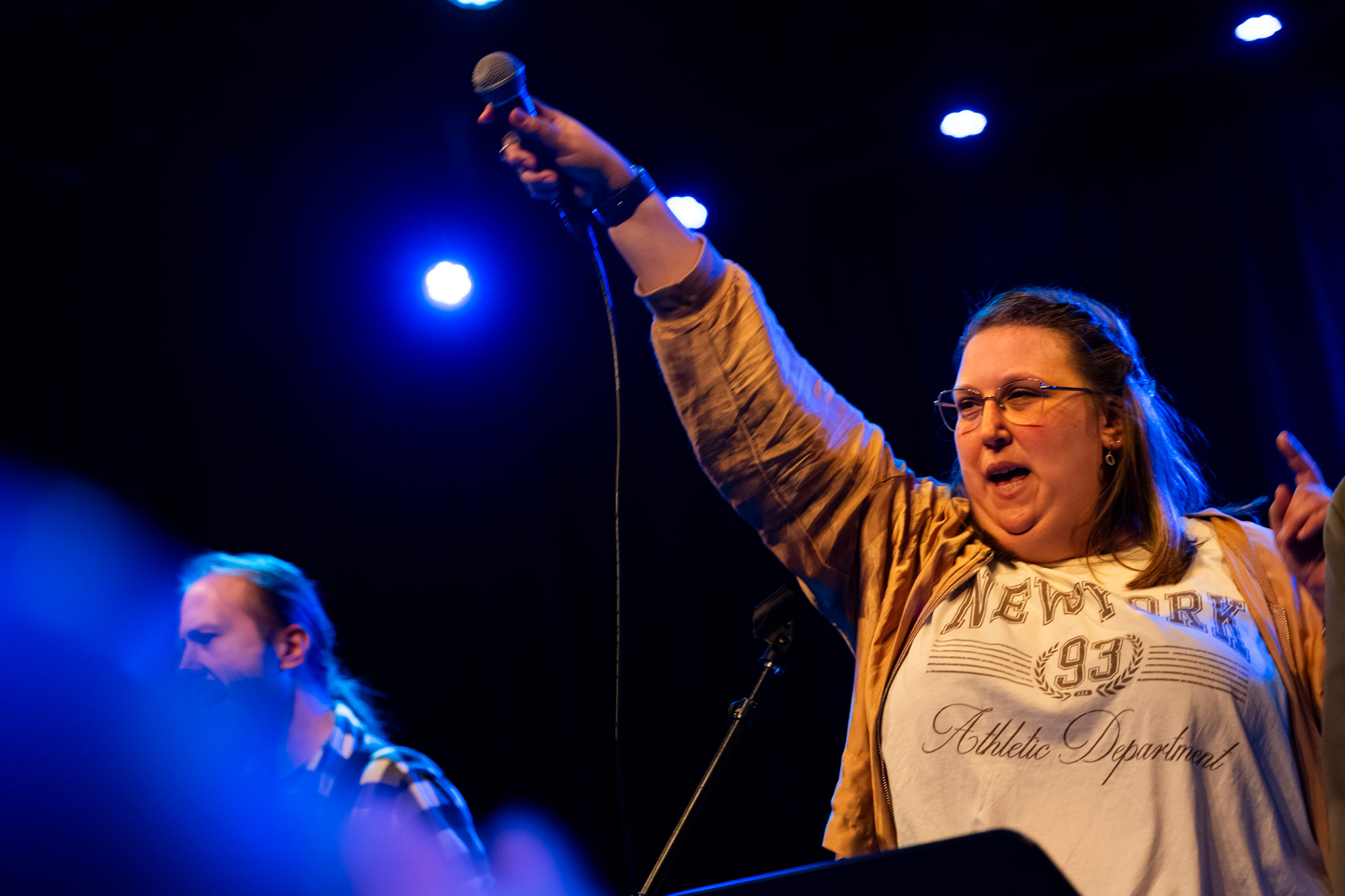 Lieke laat het publiek meezingen bij haar uitvoering van Stil in mij van de band Van Dik Hout.