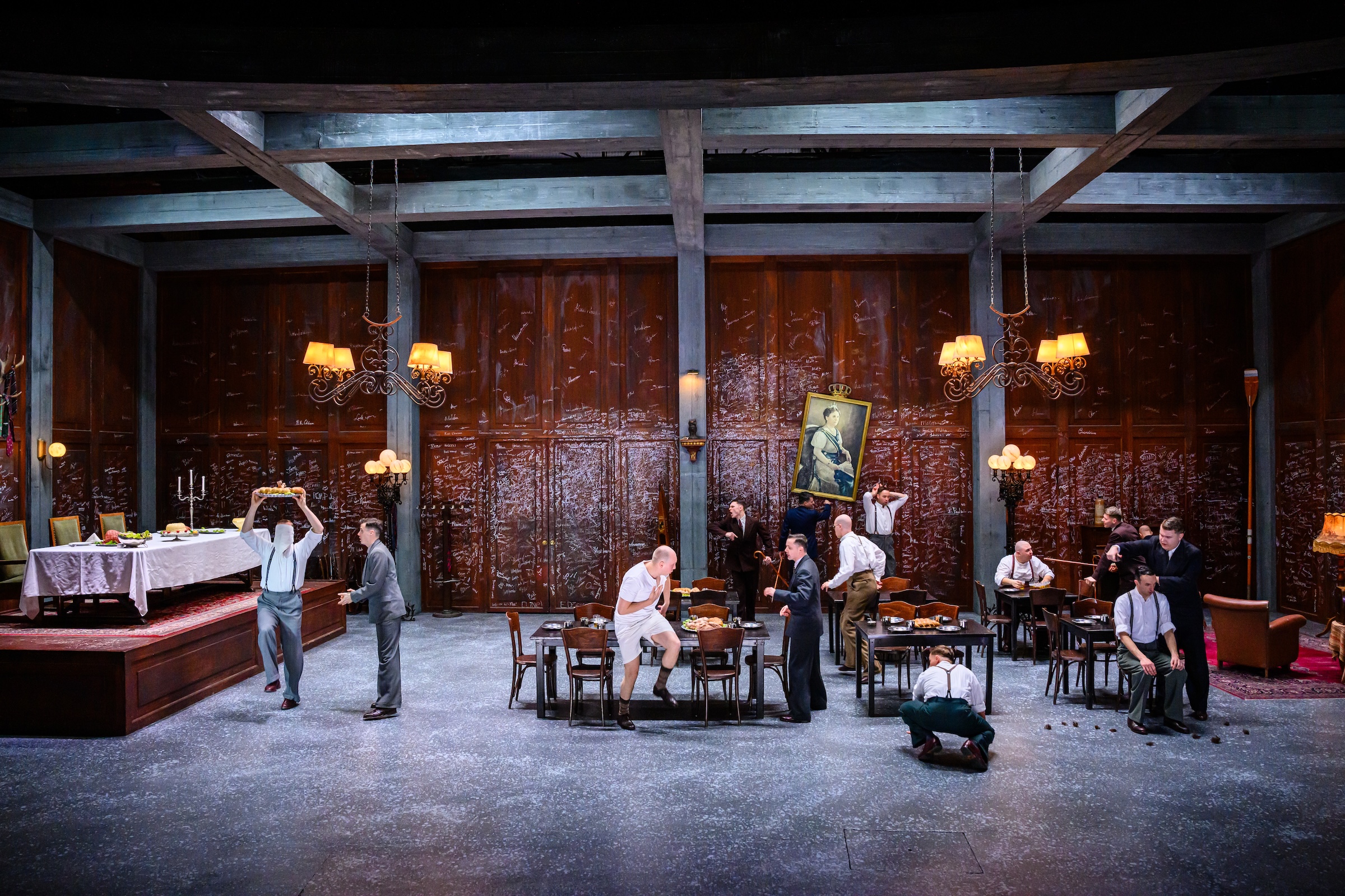 Studenten vieren feest in Leiden aan het begin van de oorlog, nog onbezorgd en vol plannen voor de toekomst.