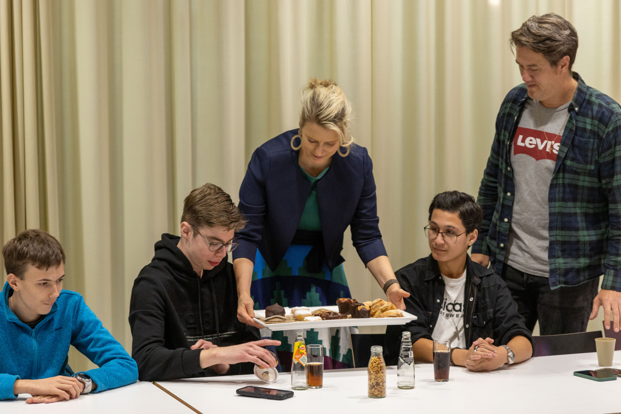 De uitleg feestelijk werd gelanceerd door wethouder Marianne van der Sloot samen met de jongeren die hebben meegewerkt.