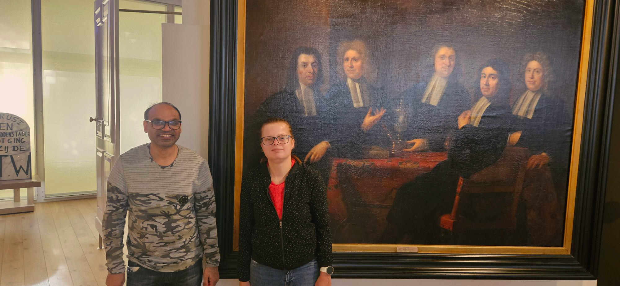 Jaspal en Carola bij het Belasting en Douane Museum.