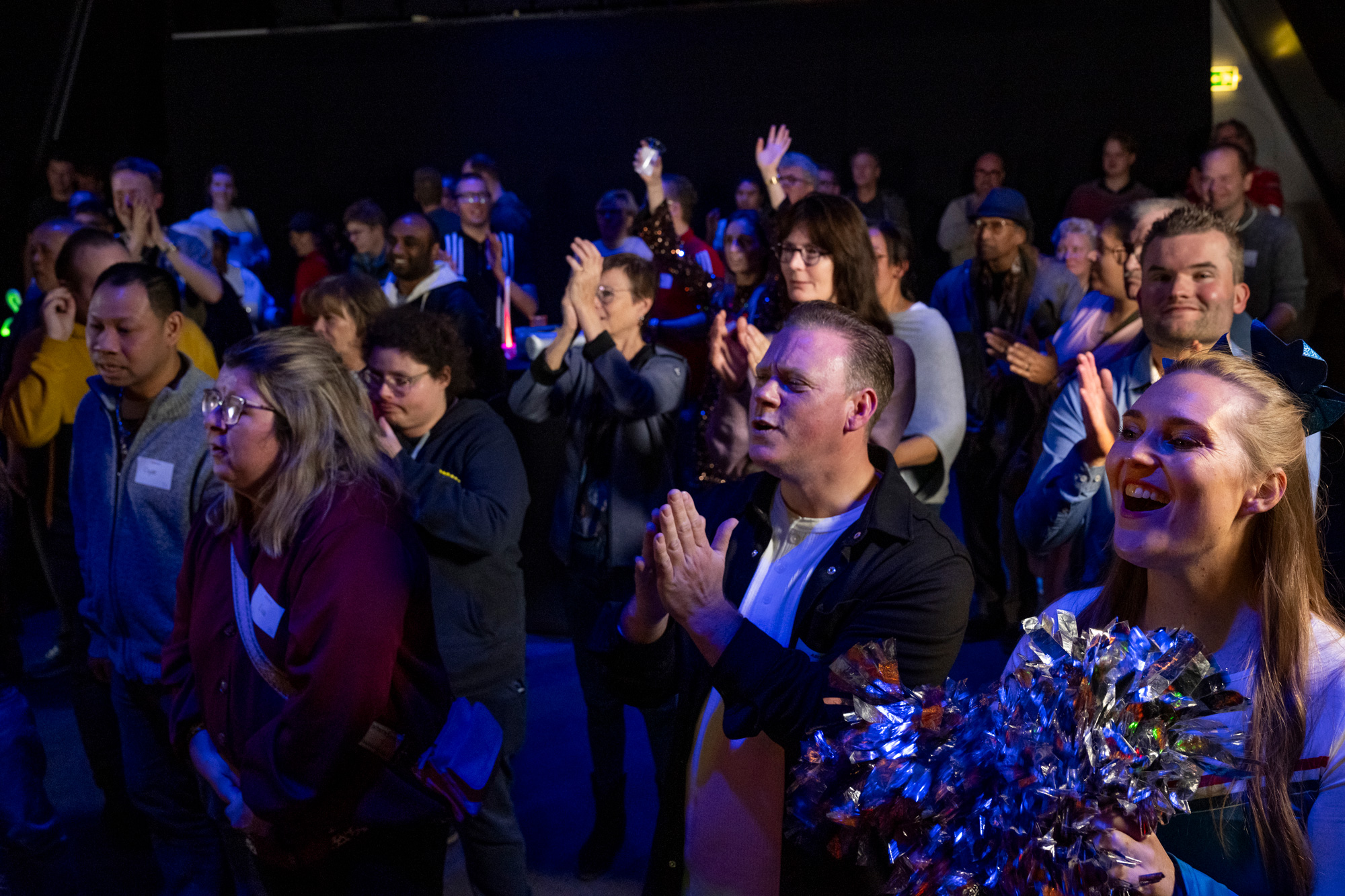 Het publiek in Den Haag was zo enthousiast dat de hele zaal meezong danste en volop genoot van elk optreden.