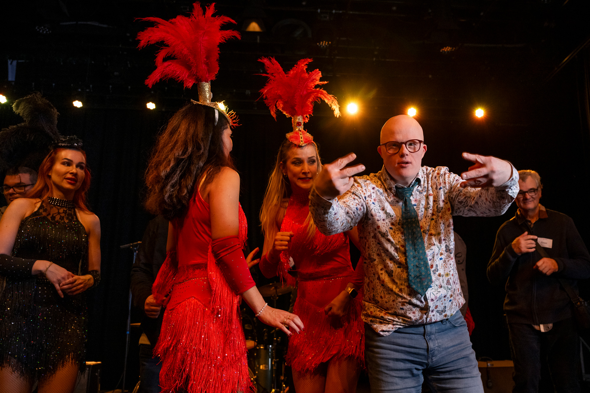 Bij het eerste lied stond bijna iedereen vrolijk op het podium te dansen en mee te bewegen op de muziek.