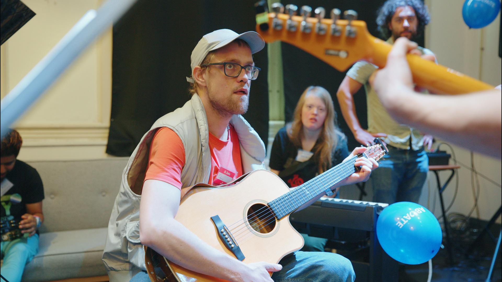 Niets moet! Alles mag! Dat is het motto van de ABCDate Band. Gitarist Edwin speelt graag nummers van Nirvana.