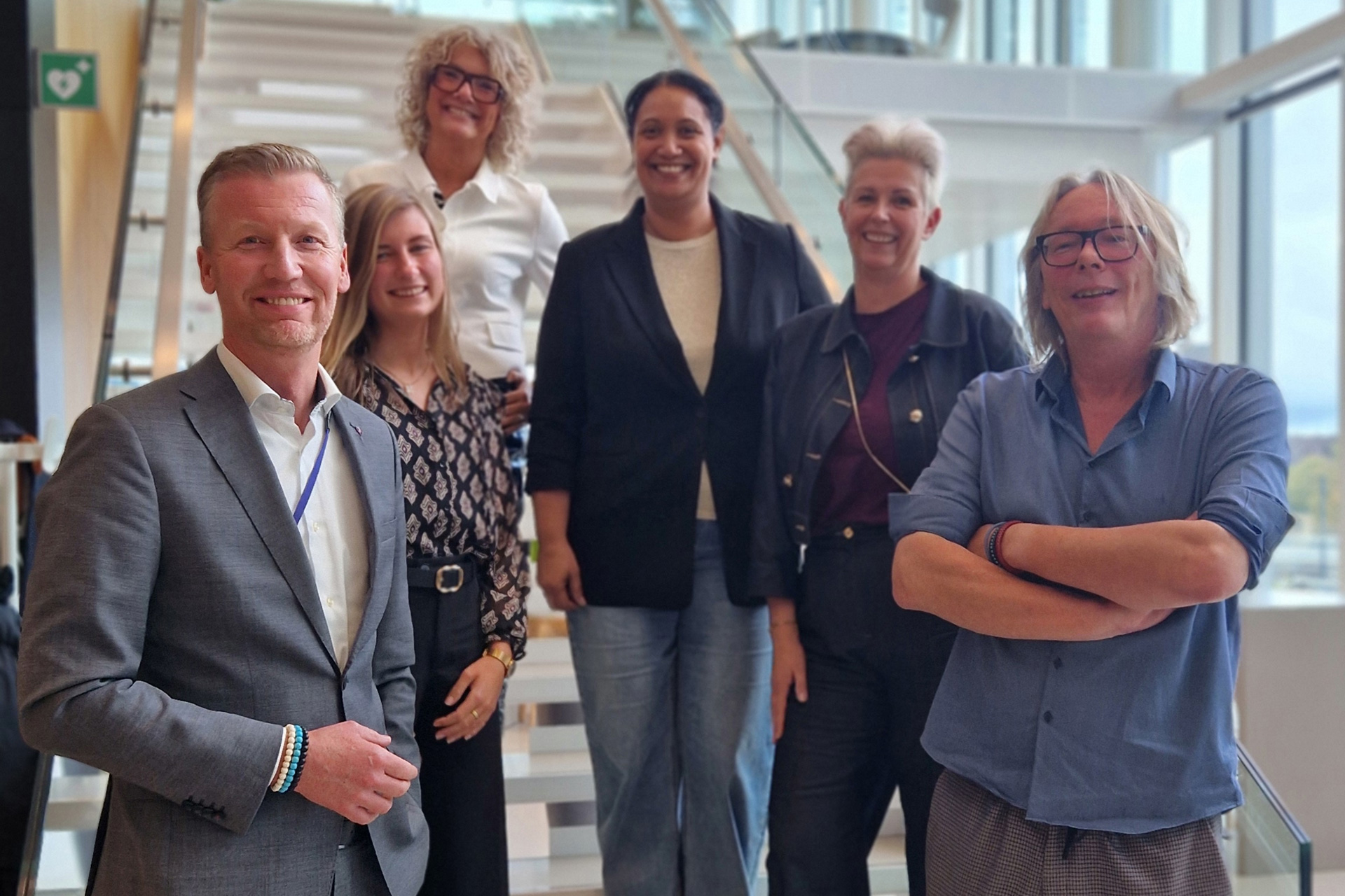 Van links naar rechts, Remko in 't Veld, Unitdirecteur Belastingdienst Particulieren, Celine Elburg, Inhoudsdeskundige Steffie, Ellen Baas, Landelijk relatiebeheerder, Janine Baal, Landelijk relatiebeheerder Particulieren, Brenda Jacobs, teamleider Relatiebeheer Particulieren en Jacques de Wit, projectleider Leer Zelf Online.