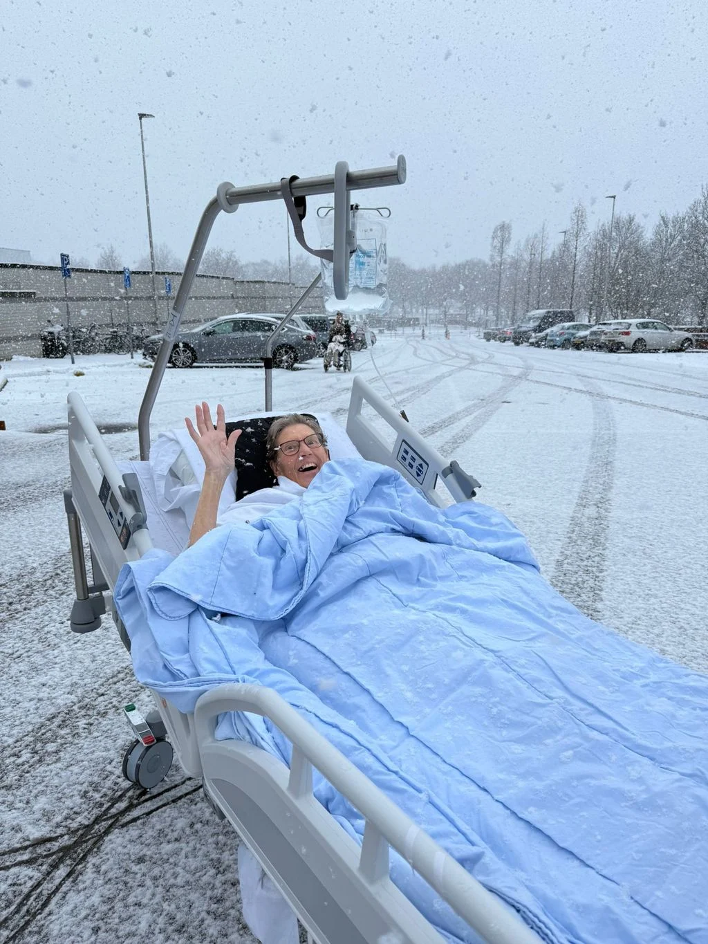 Franci genoot van de sneeuw vanuit haar ziekenhuisbed (foto: Oncologie-afdeling Catharina Ziekenhuis). Franci genoot van de sneeuw vanuit haar ziekenhuisbed (foto: Oncologie-afdeling Catharina Ziekenhuis).