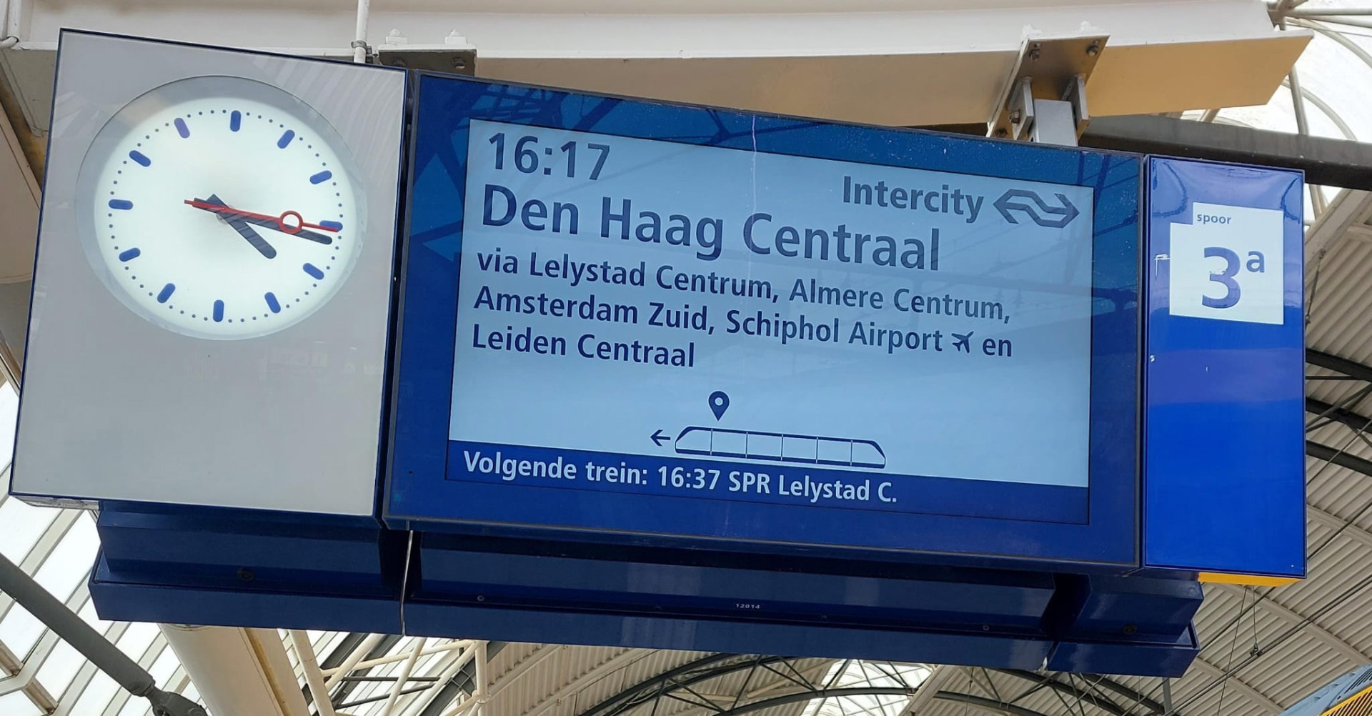 Op het perron zie je soms een klein pijltje op het bord. Dit heet de locatiepin.