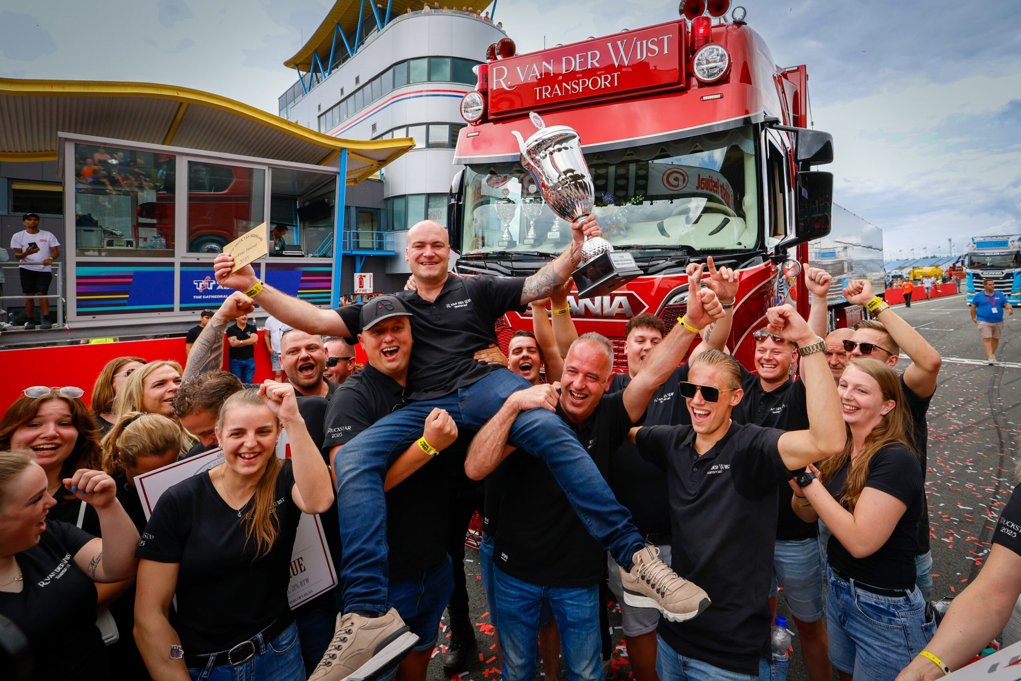 Rick van der Wijst en zijn team met blije helpers.