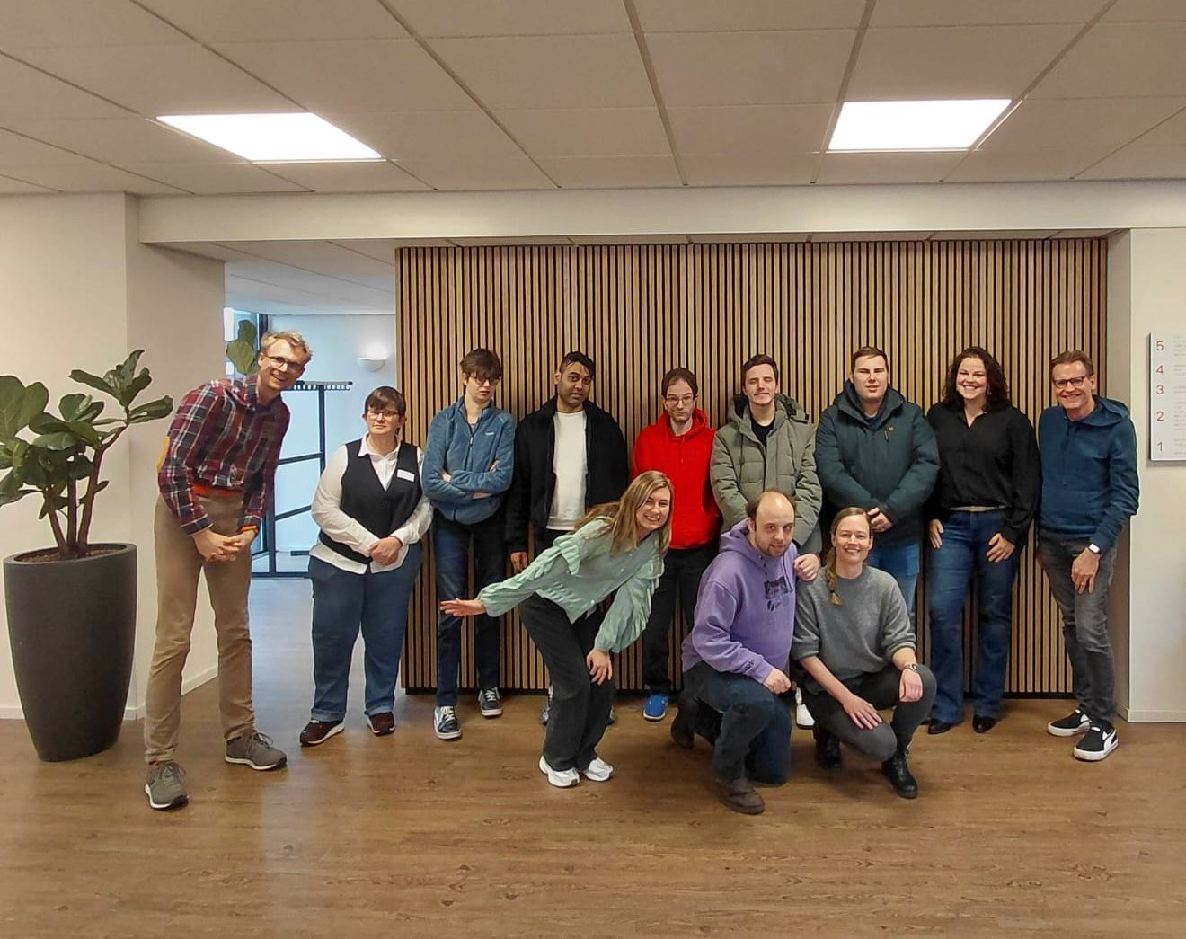 Mensen van Reinaerde helpen bij het maken van de stellingen op Hoewerktstemmen.nl.