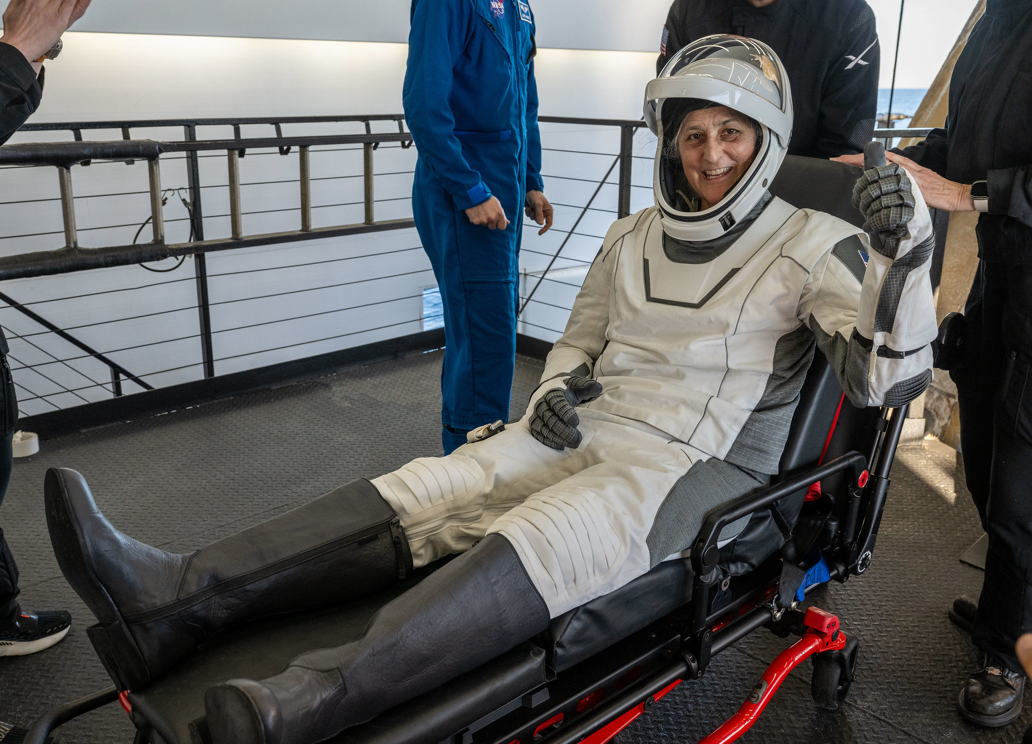 NASA-astronaut Suni Williams wordt geholpen uit de SpaceX Dragon-capsule aan boord van het SpaceX-recoveryschip MEGAN.