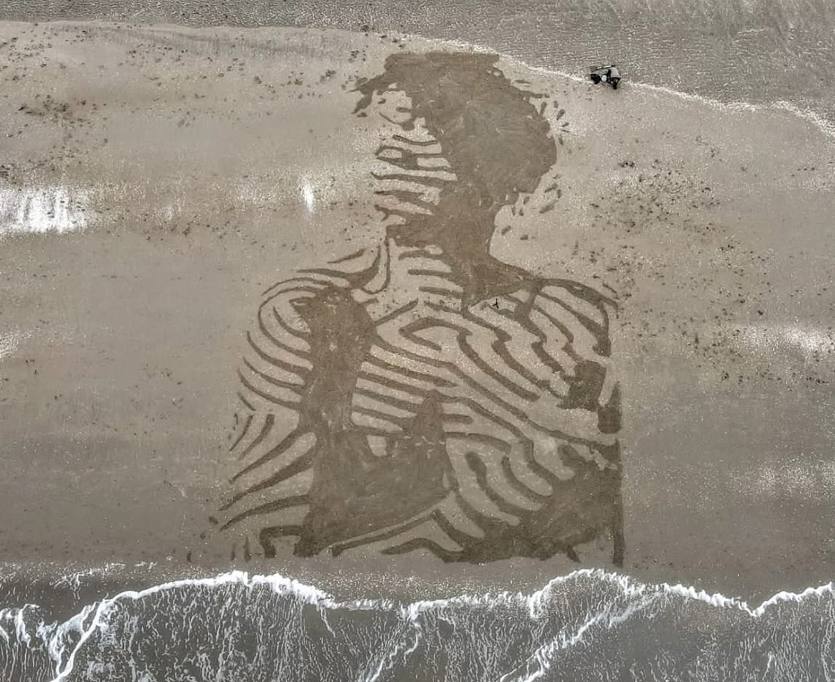 Sinds 2017 harkt de Strandharker regelmatig op het strand bij Monster. Sinds 2017 harkt de Strandharker regelmatig op het strand bij Monster.