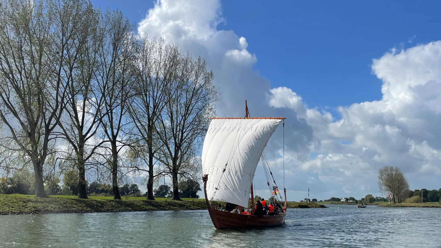 Vikingen maakten hun schepen zo licht en smal dat ze niet alleen over zee konden varen, maar ook makkelijk over rivieren en zelfs over land konden worden getild.