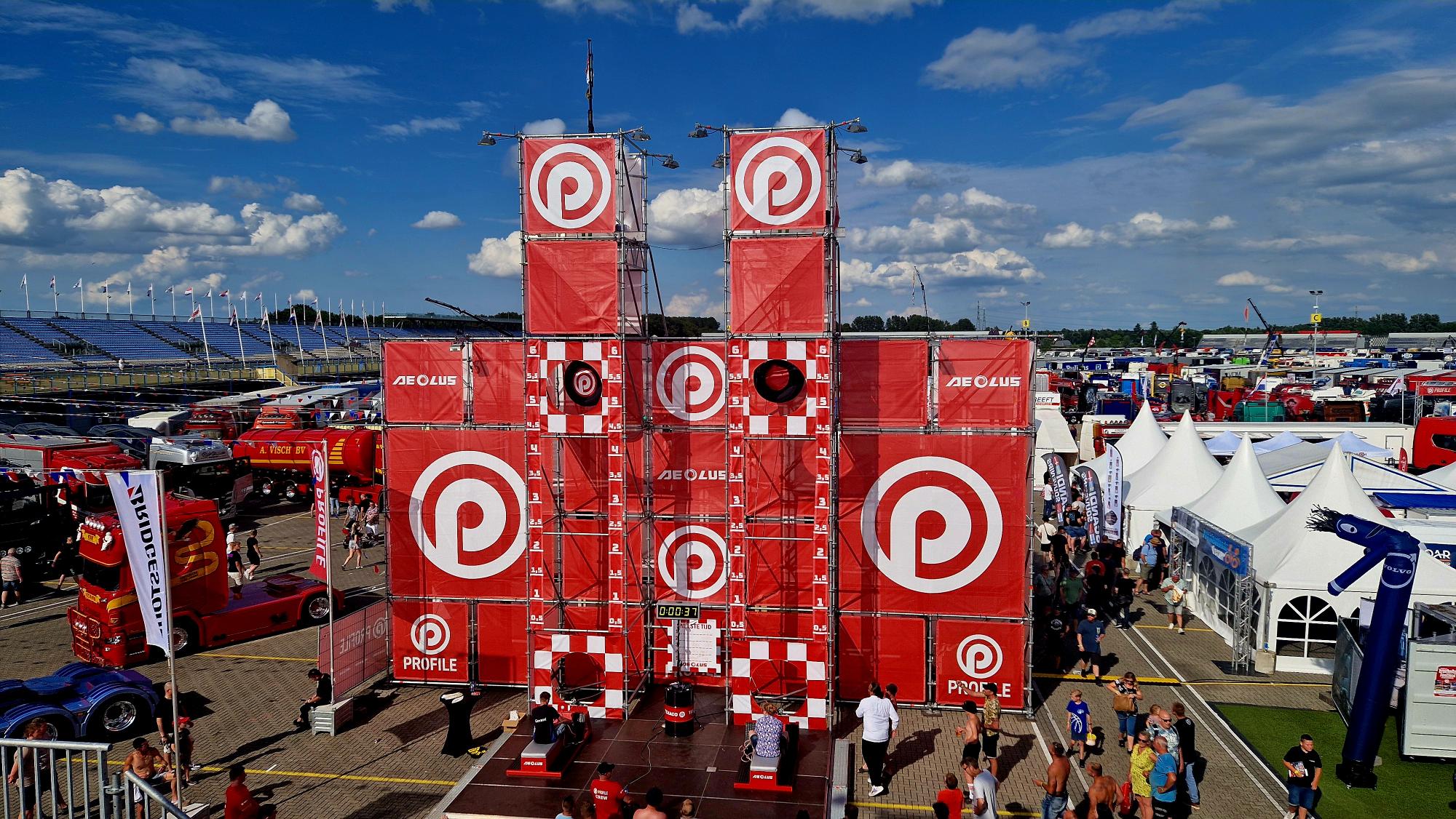 Wedstrijd banden hijsen op het Profile Truckstar Festival