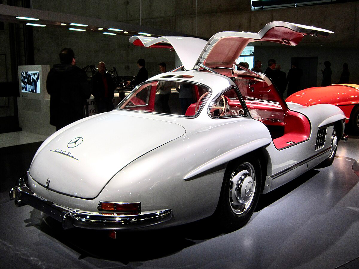 De geopende vleugeldeuren De geopende vleugeldeuren