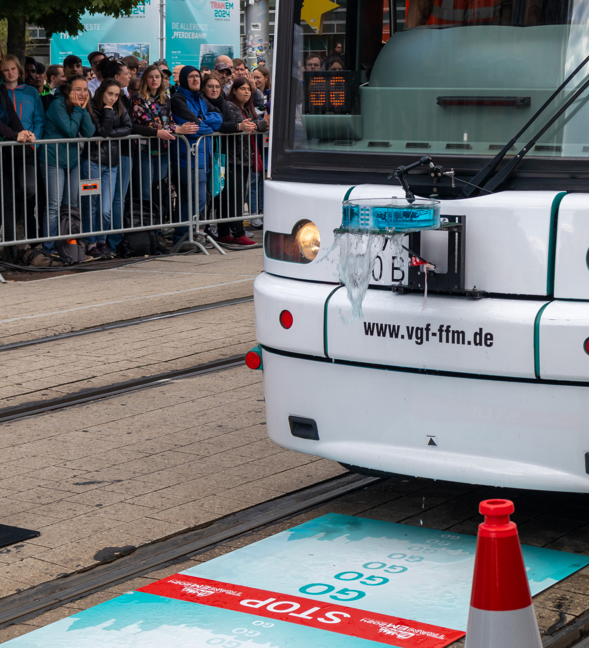 Bestuurders moesten hele lastige proeven doen, zoals rijden met een bakje water op de tram zonder te morsen.