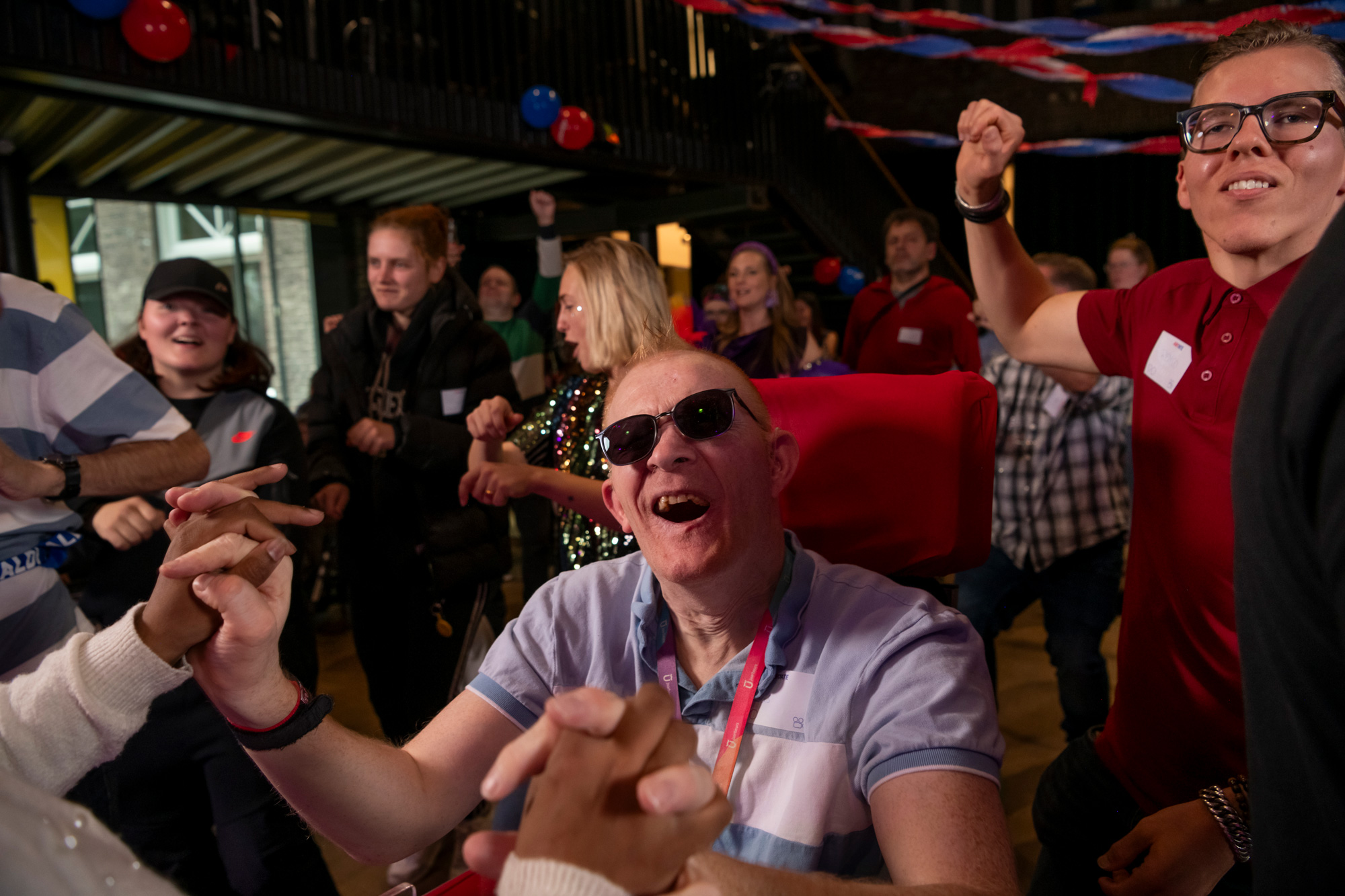 De sfeer was geweldig. Ook mensen in een rolstoel dansten vrolijk mee.
