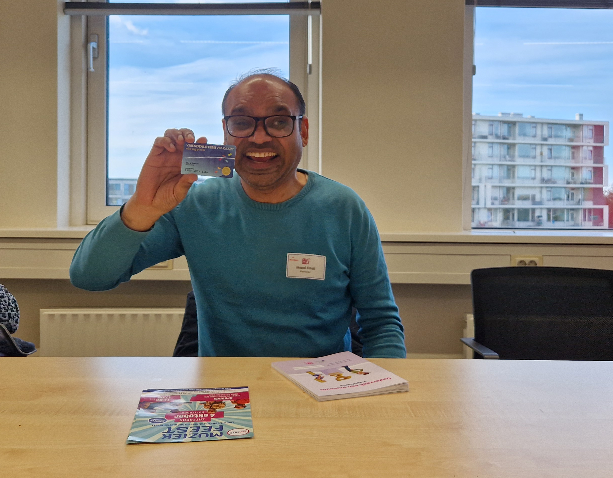 Museumonderzoeker Jaspal is superblij met zijn VriendenLoterij VIP-KAART