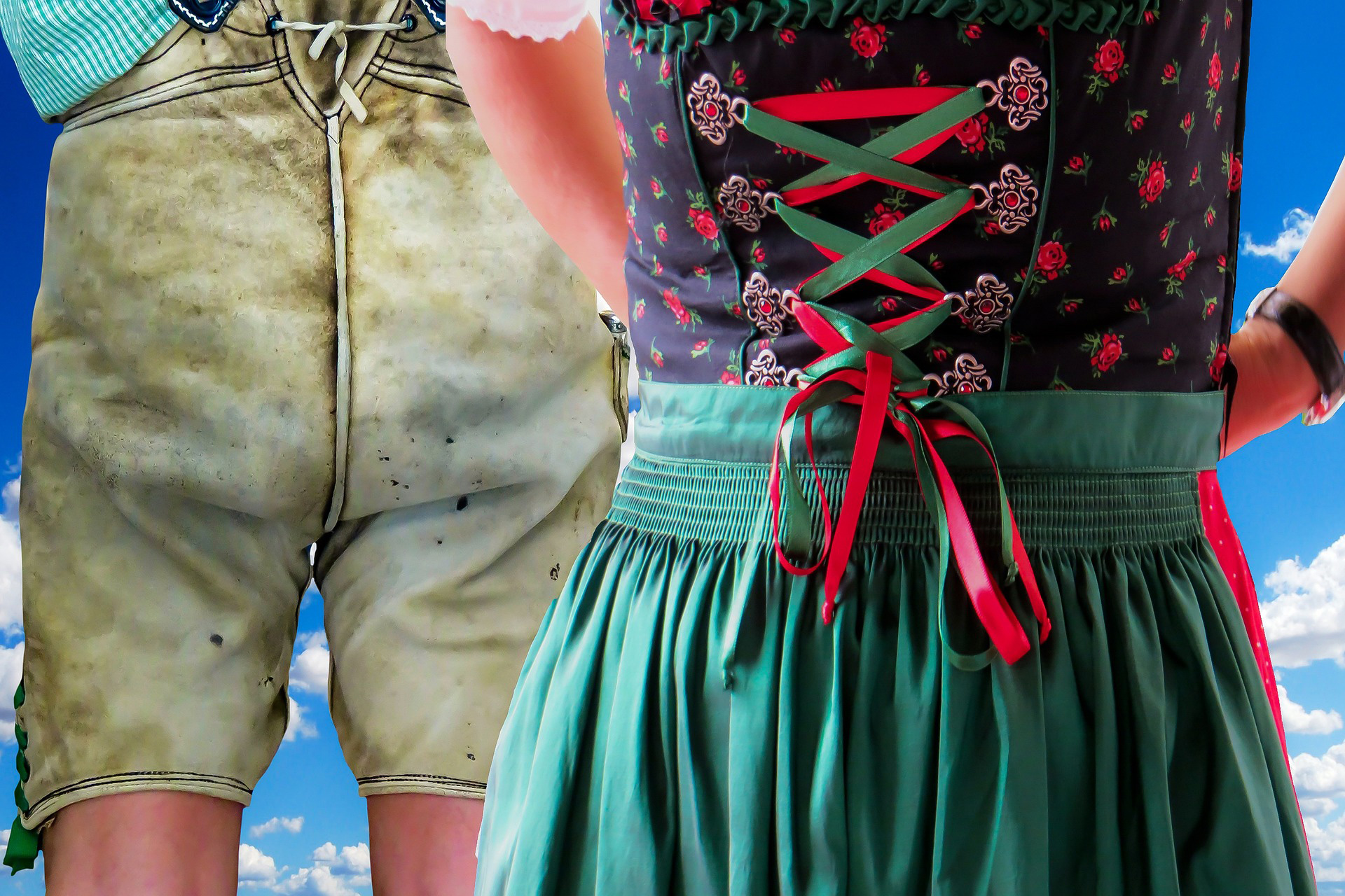 Op het Oktoberfest dragen mannen vaak een lederhose en vrouwen een dirndl, een kleurrijke jurk met schort.  Leuk weetje: de strik van de dirndl laat zien of iemand vrijgezel is of niet.