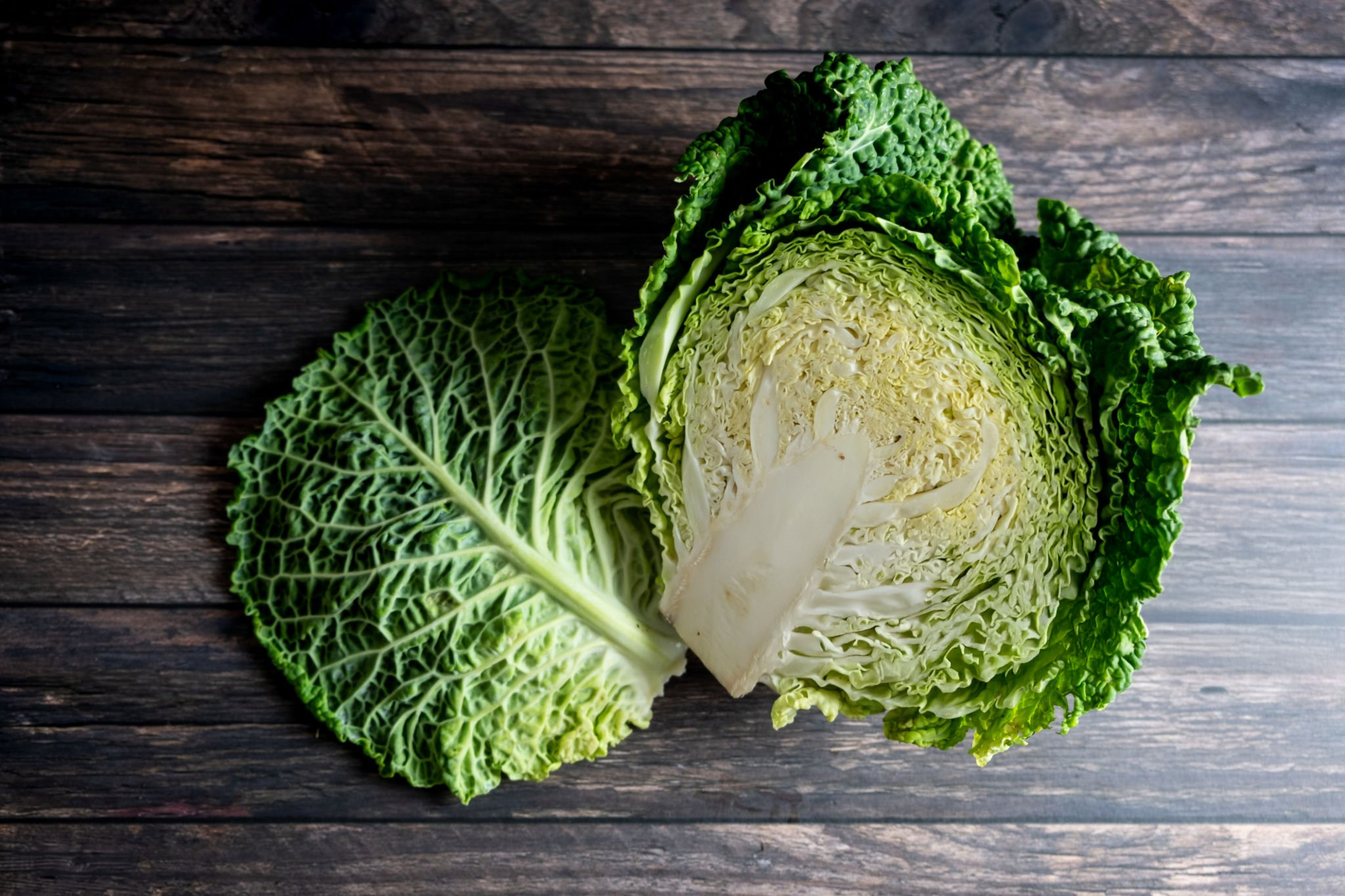 Savooiekool wordt ook wel groene kool genoemd en ziet eruit alsof hij een krullerige jas aan heeft!