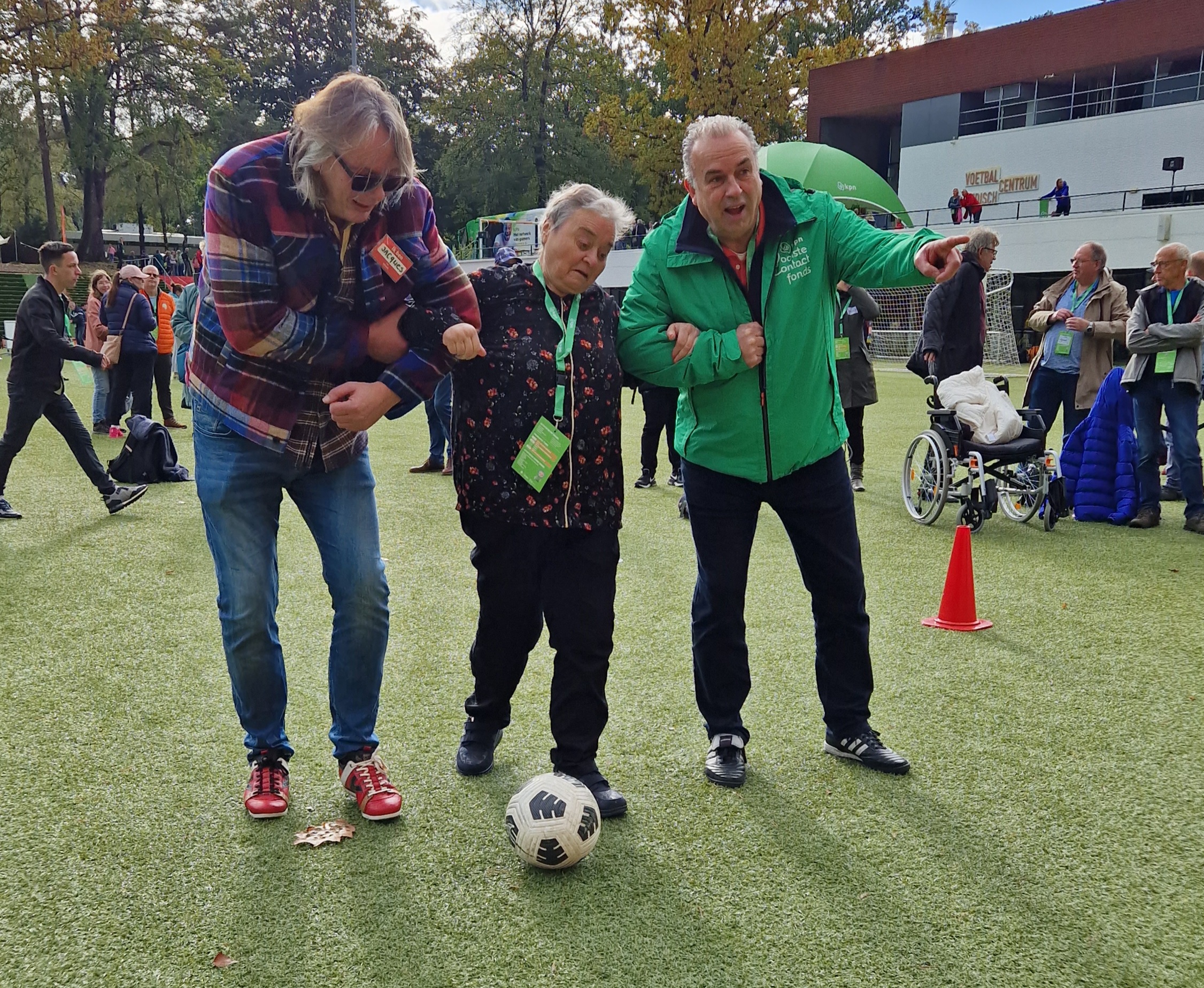 Met enige hulp scoort oud keepster Trudy een doelpunt op de Voetbalvriendendag!