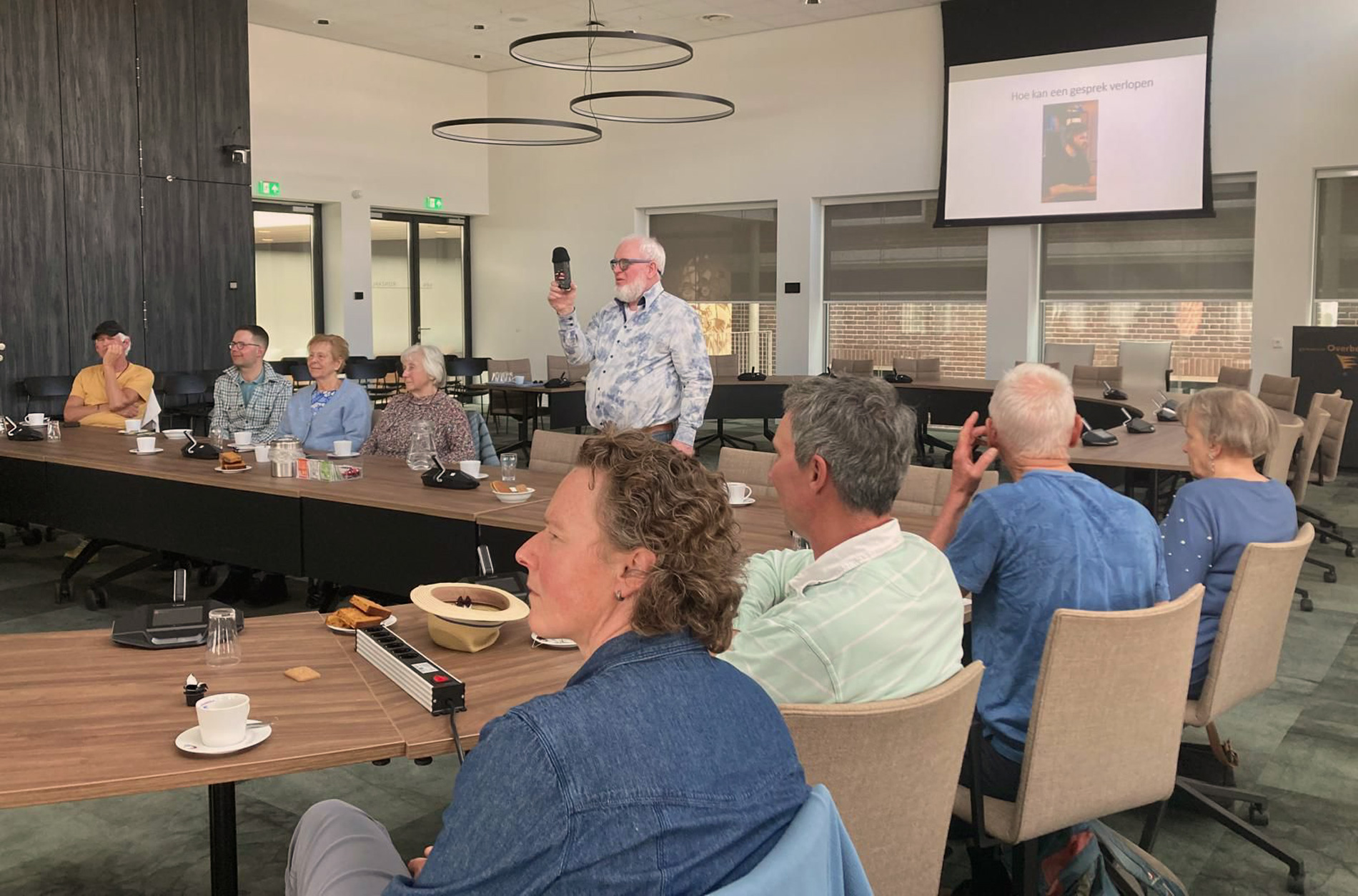 Deelnemers aan de bijeenkomst “Veilig Online” voor visueel beperkten in de gemeente Overbetuwe.