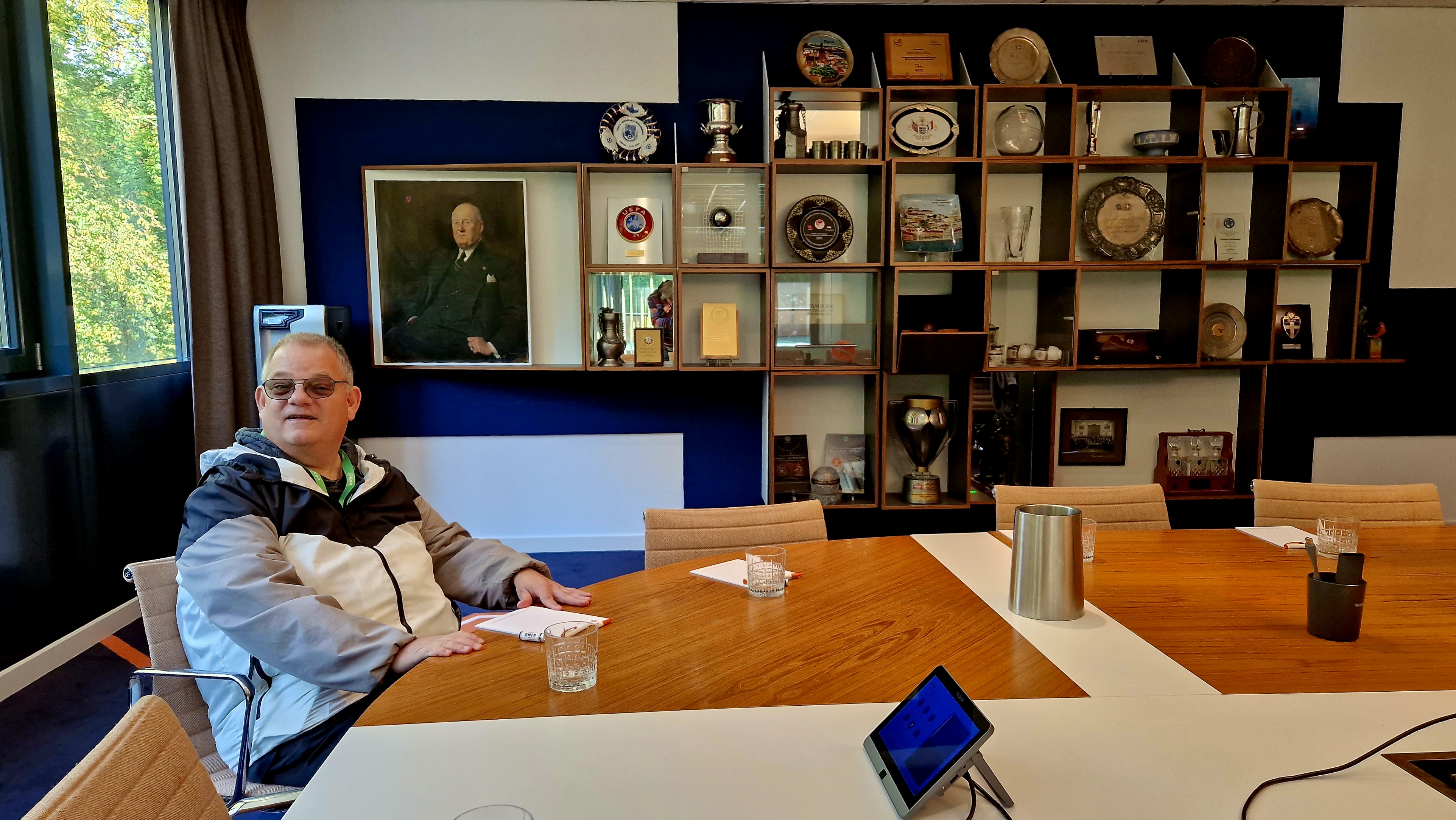 Jan van de Pol in de bestuurskamer van de KNVB in Zeist